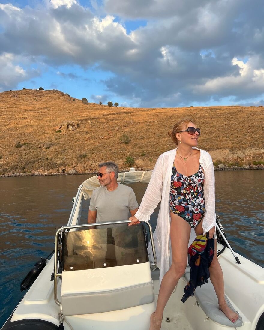 Σμαράγδα Καρύδη - Θοδωρής Αθερίδης: Κάνουν βόλτα με το σκάφος στις διακοπές τους - Δείτε φωτογραφίες