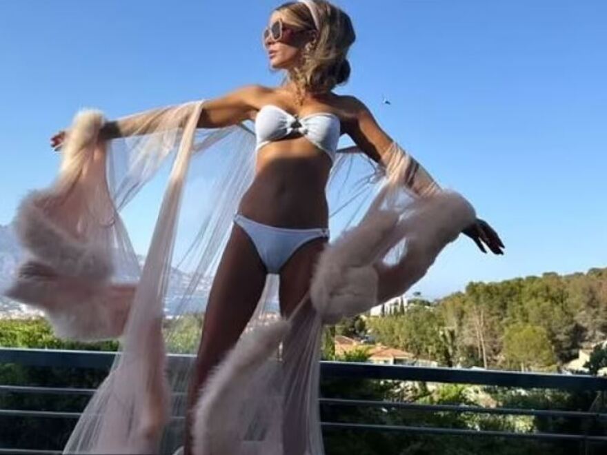 Κέιτ Μπέκινσεϊλ: Η 51χρονη ηθοποιός δείχνει τη σιλουέτα της με ένα λευκό μπικίνι