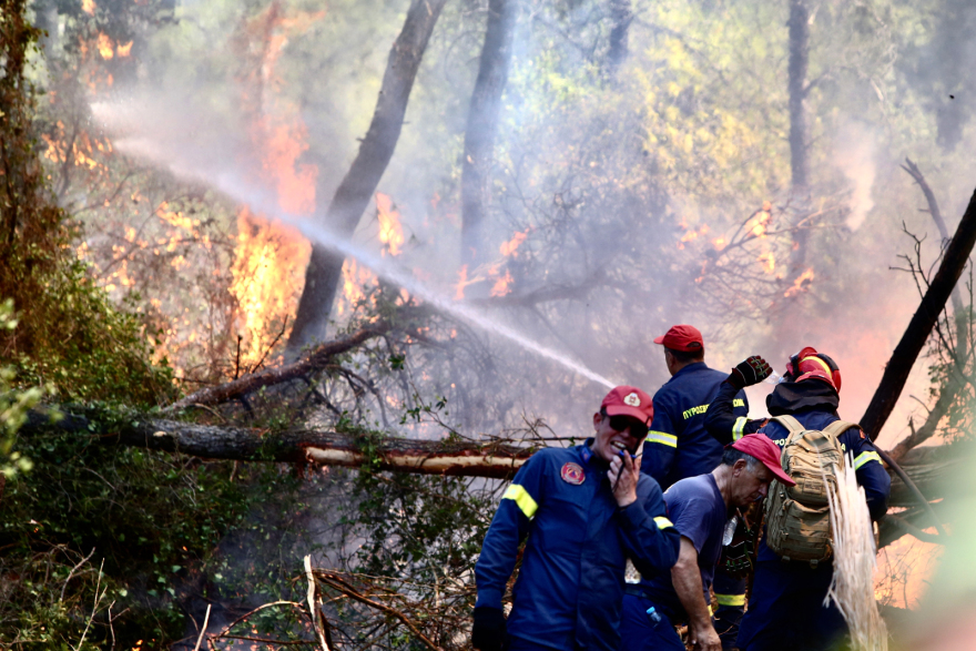 Φωτιά στο Σοφικό: Καλύτερη η εικόνα - Συνεχίζουν να επιχειρούν ισχυρές δυνάμεις της Πυροσβεστικής