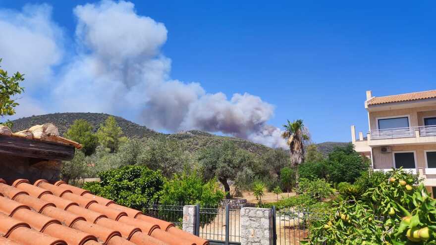 Φωτιά σε δασική έκταση στο Σοφικό Κορινθίας - Τραυματίστηκαν ελαφρά τρεις πυροσβέστες, δείτε βίντεο