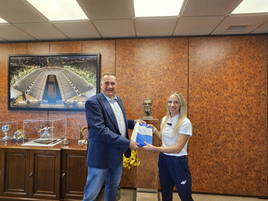  Ολυμπιακοί Αγώνες 2024: Ο Καπράλος παρέδωσε την ελληνική σημαία στην  Ντρισμπιώτη - Τεράστια τιμή για μένα, είπε η πρωταθλήτρια 