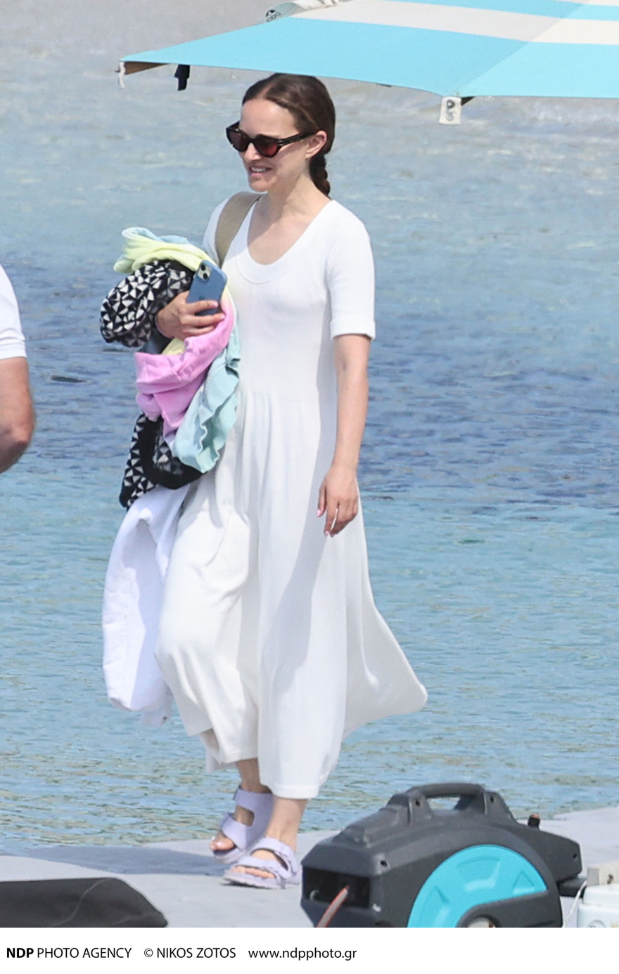 Νάταλι Πόρτμαν: Νέες φωτογραφίες της ηθοποιού από τις διακοπές της στη Μύκονο