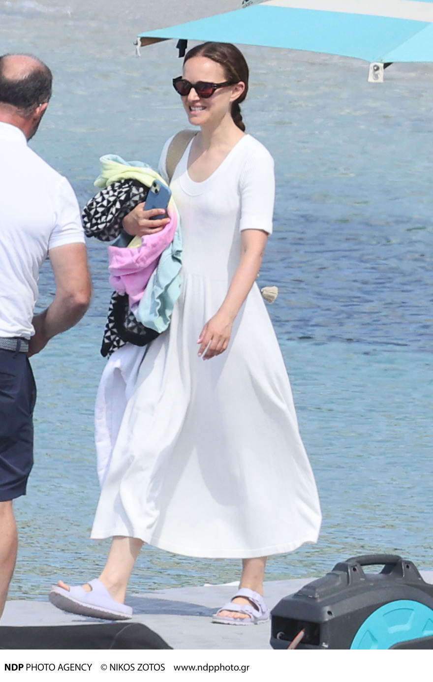 Νάταλι Πόρτμαν: Νέες φωτογραφίες της ηθοποιού από τις διακοπές της στη Μύκονο