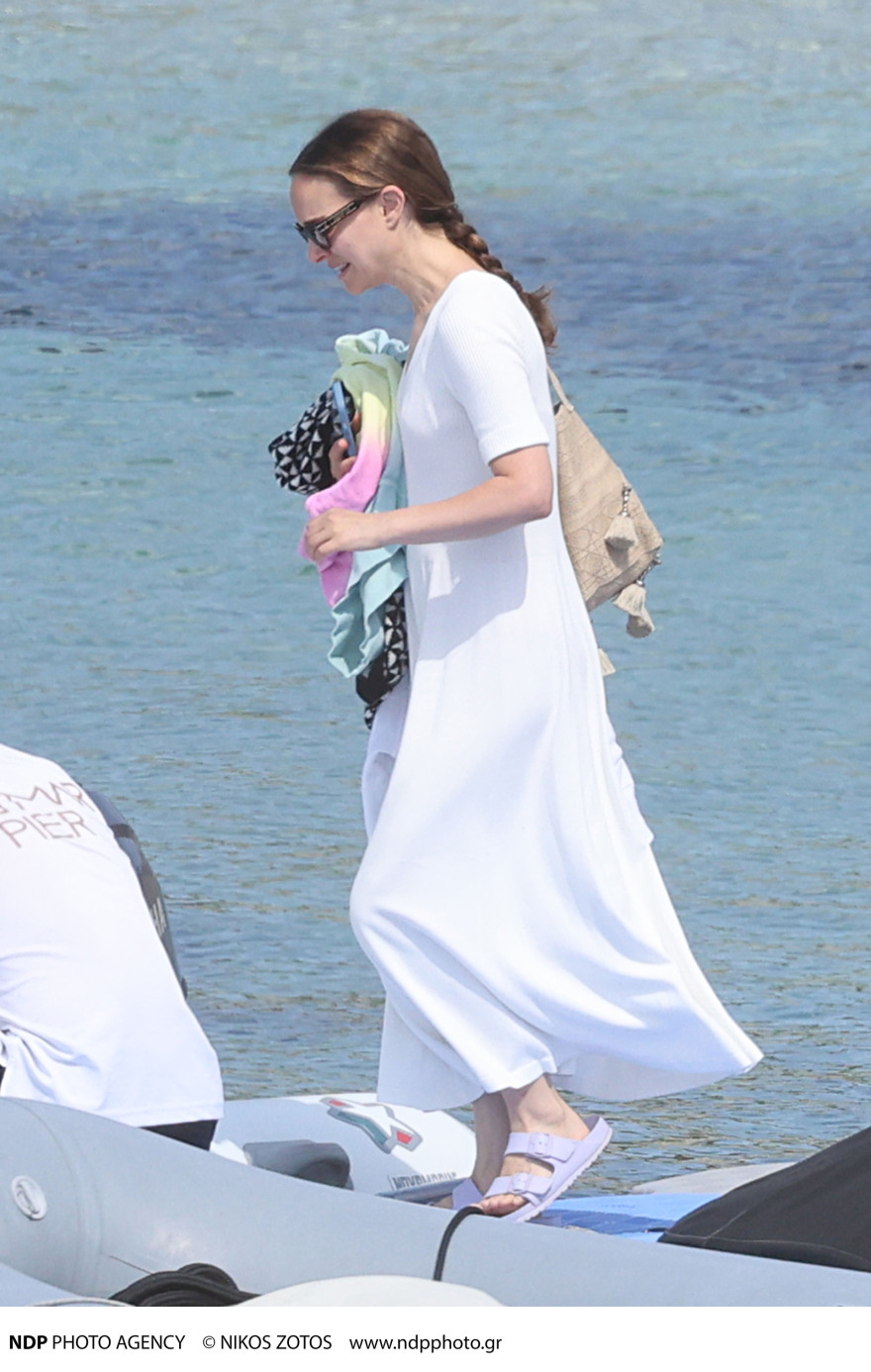 Νάταλι Πόρτμαν: Νέες φωτογραφίες της ηθοποιού από τις διακοπές της στη Μύκονο