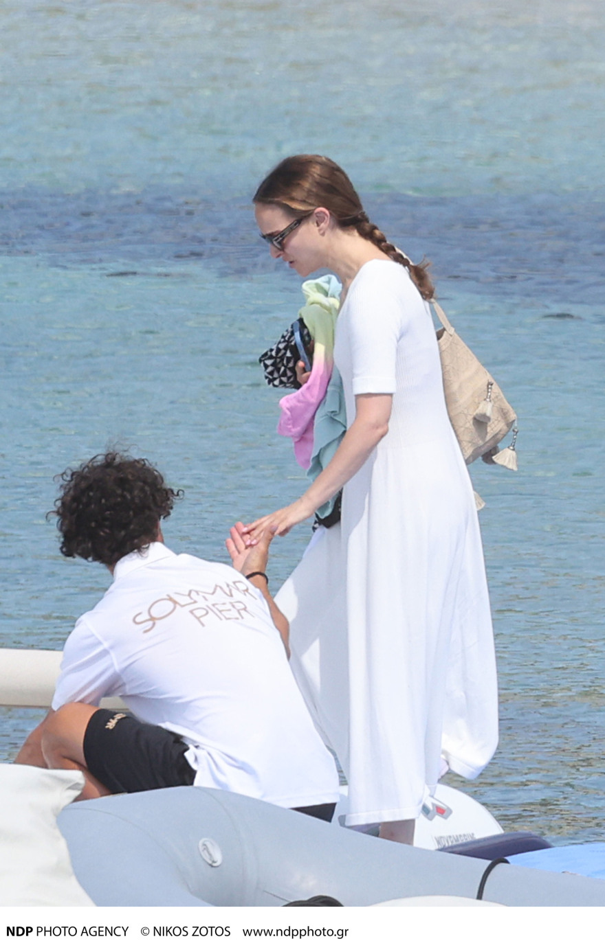 Νάταλι Πόρτμαν: Νέες φωτογραφίες της ηθοποιού από τις διακοπές της στη Μύκονο