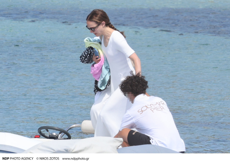 Νάταλι Πόρτμαν: Νέες φωτογραφίες της ηθοποιού από τις διακοπές της στη Μύκονο