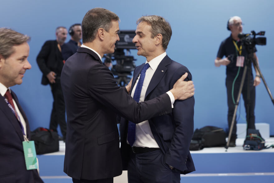 Δείπνο του βασιλιά Καρόλου στους ξένους ηγέτες: Το «πηγαδάκι» με Μητσοτάκη και Μακρόν - Δείτε φωτογραφίες