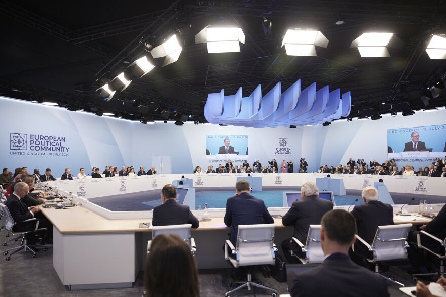 Δείπνο του βασιλιά Καρόλου στους ξένους ηγέτες: Το «πηγαδάκι» με Μητσοτάκη και Μακρόν - Δείτε φωτογραφίες