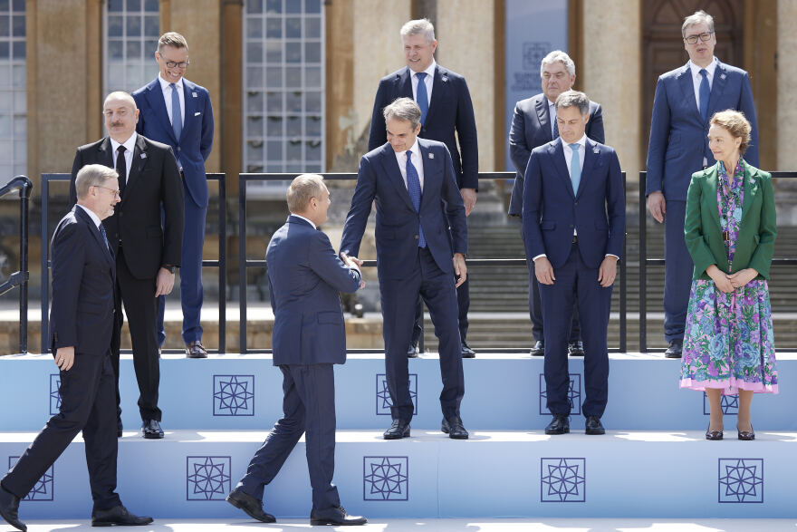 Δείπνο του βασιλιά Καρόλου στους ξένους ηγέτες: Το «πηγαδάκι» με Μητσοτάκη και Μακρόν - Δείτε φωτογραφίες