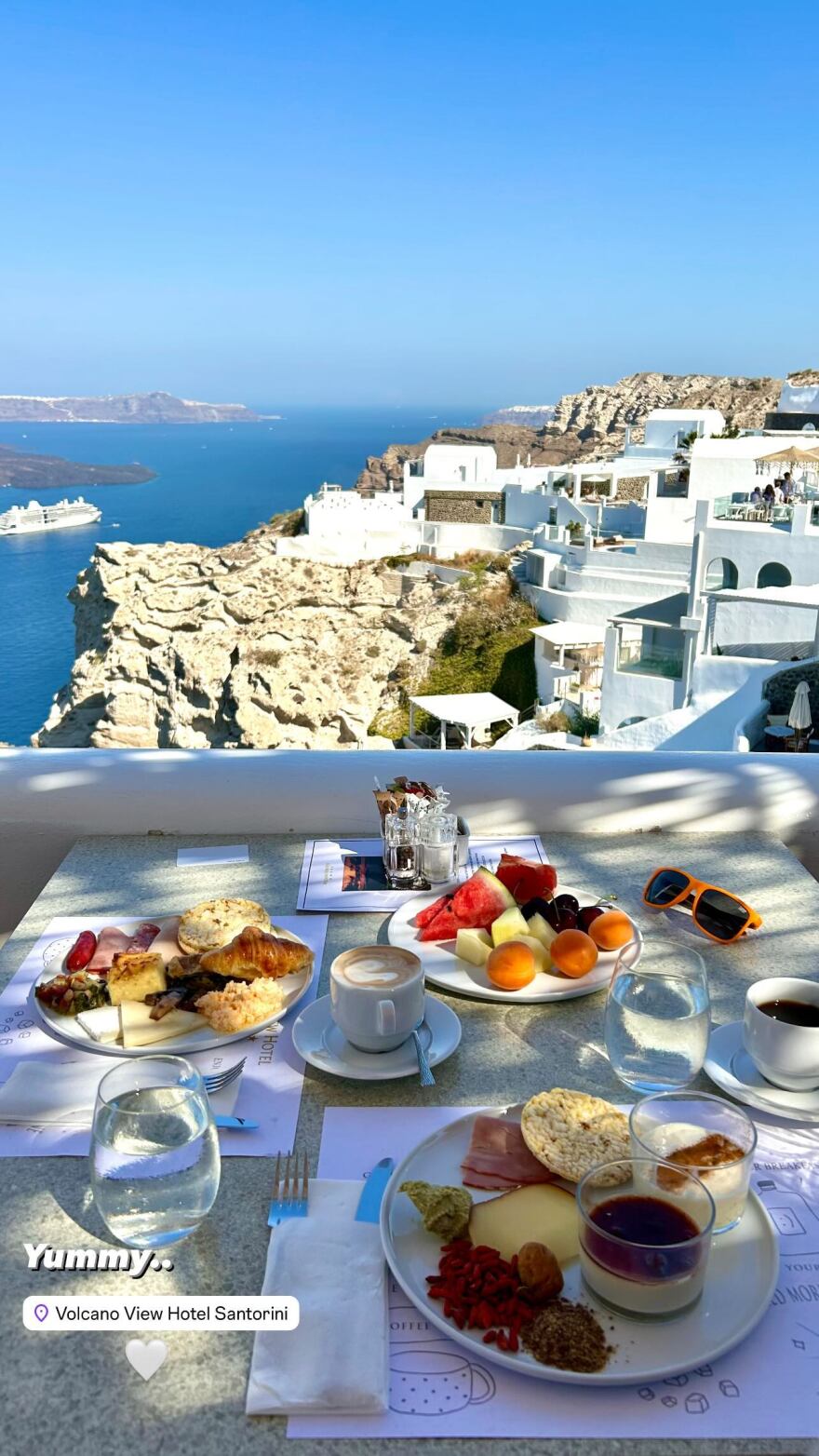 Μπουράκ Χακί: Στη Σαντορίνη με τη σύντροφό του ο Τούρκος ηθοποιός - Δείτε φωτογραφίες