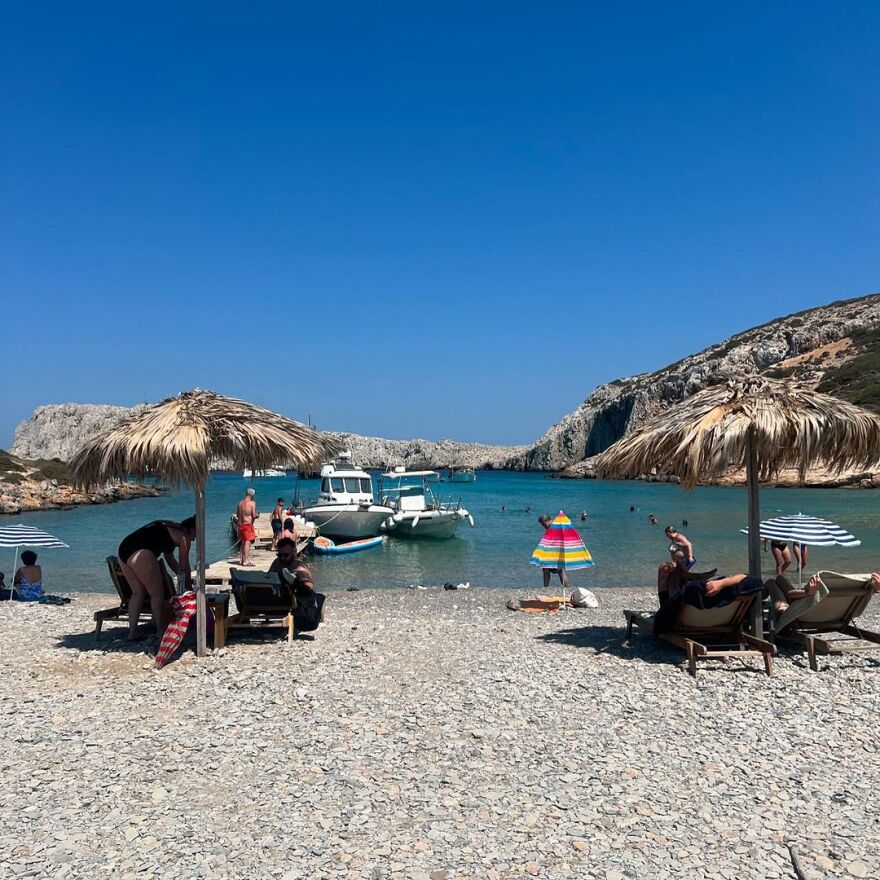 Μπέττυ Μαγγίρα: Ποζάρει με κόκκινο μπικίνι στις διακοπές της και αποθεώνεται στο Instagram