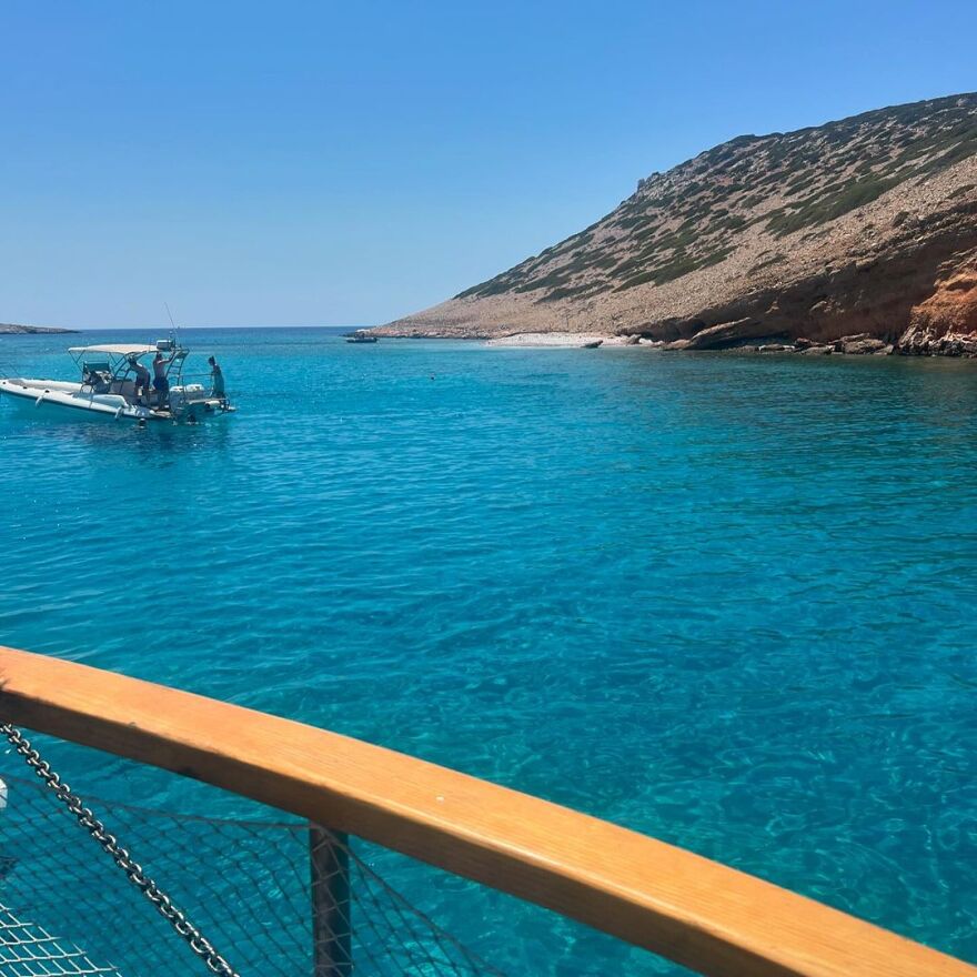 Μπέττυ Μαγγίρα: Ποζάρει με κόκκινο μπικίνι στις διακοπές της και αποθεώνεται στο Instagram