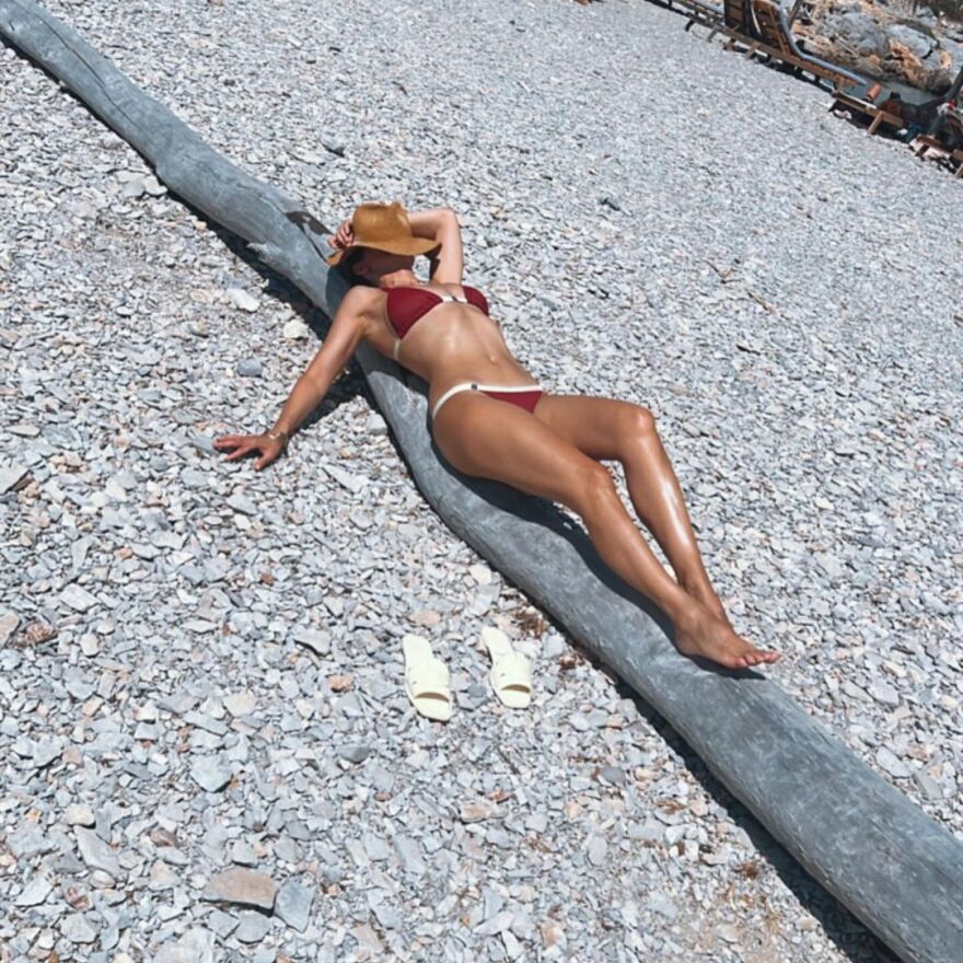 Μπέττυ Μαγγίρα: Ποζάρει με κόκκινο μπικίνι στις διακοπές της και αποθεώνεται στο Instagram