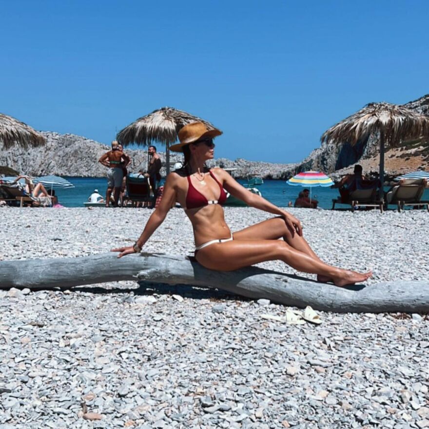 Μπέττυ Μαγγίρα: Ποζάρει με κόκκινο μπικίνι στις διακοπές της και αποθεώνεται στο Instagram