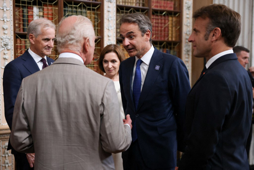 Δείπνο του βασιλιά Καρόλου στους ξένους ηγέτες: Το «πηγαδάκι» με Μητσοτάκη και Μακρόν - Δείτε φωτογραφίες