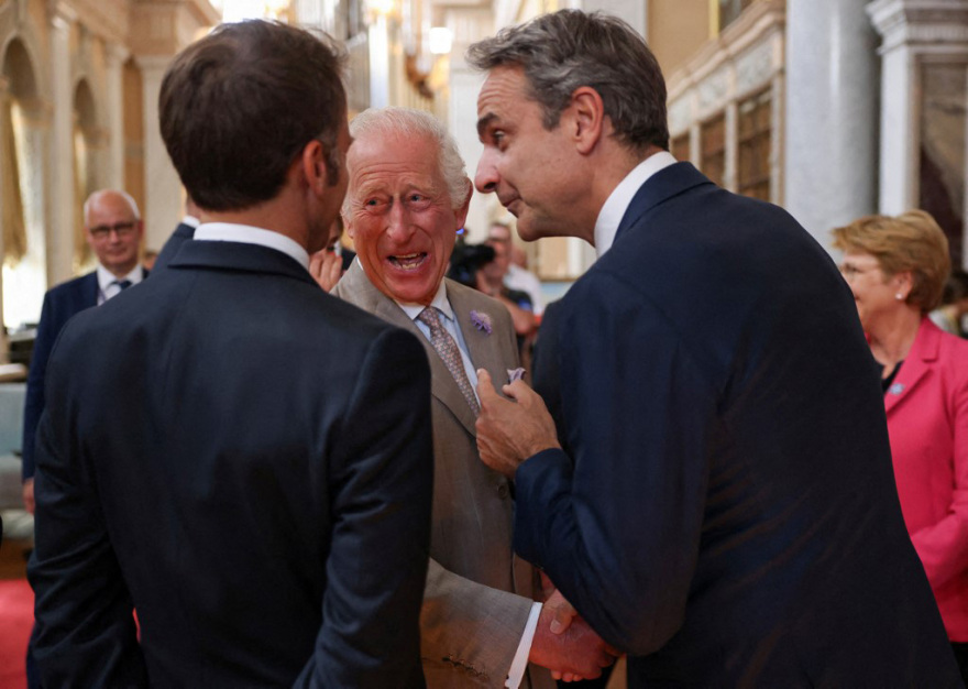 Δείπνο του βασιλιά Καρόλου στους ξένους ηγέτες: Το «πηγαδάκι» με Μητσοτάκη και Μακρόν - Δείτε φωτογραφίες