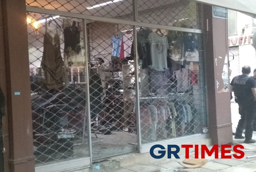Θεσσαλονίκη: Άγρια συμπλοκή στο κέντρο της πόλης με κοντάρια, ρόπαλα και καρέκλες - Βίντεο και φωτογραφίες