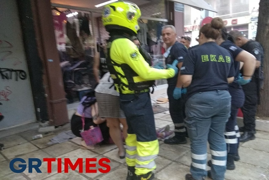 Θεσσαλονίκη: Άγρια συμπλοκή στο κέντρο της πόλης με κοντάρια, ρόπαλα και καρέκλες - Βίντεο και φωτογραφίες