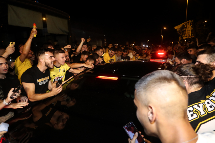 Έφτασε στην Αθήνα για λογαριασμό της ΑΕΚ ο Λαμέλα, «χαμός» στο αεροδρόμιο από χιλιάδες οπαδούς - Δείτε βίντεο και φωτογραφίες