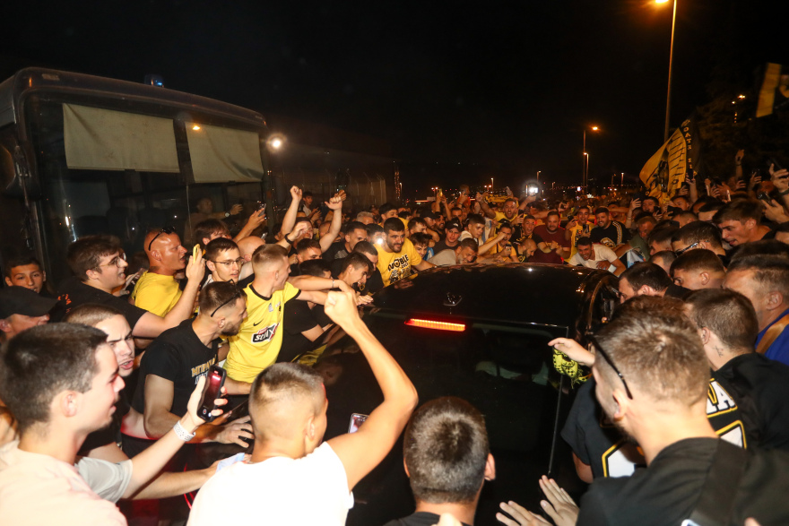 Έφτασε στην Αθήνα για λογαριασμό της ΑΕΚ ο Λαμέλα, «χαμός» στο αεροδρόμιο από χιλιάδες οπαδούς - Δείτε βίντεο και φωτογραφίες