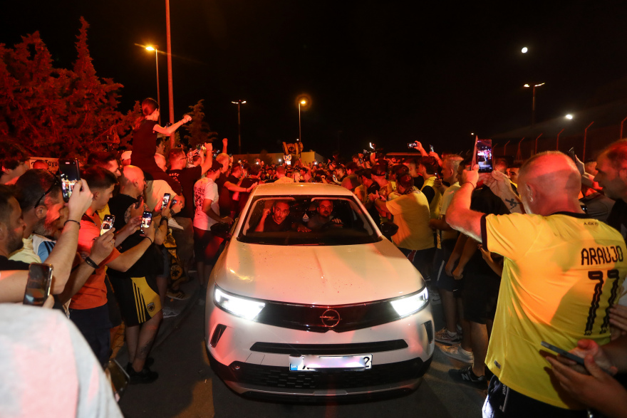 Έφτασε στην Αθήνα για λογαριασμό της ΑΕΚ ο Λαμέλα, «χαμός» στο αεροδρόμιο από χιλιάδες οπαδούς - Δείτε βίντεο και φωτογραφίες