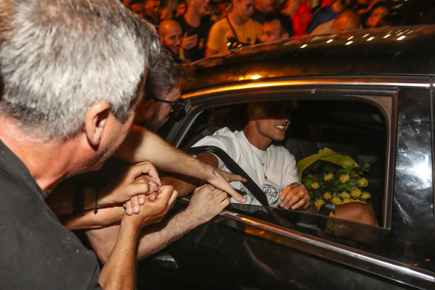 Έφτασε στην Αθήνα για λογαριασμό της ΑΕΚ ο Λαμέλα, «χαμός» στο αεροδρόμιο από χιλιάδες οπαδούς - Δείτε βίντεο και φωτογραφίες