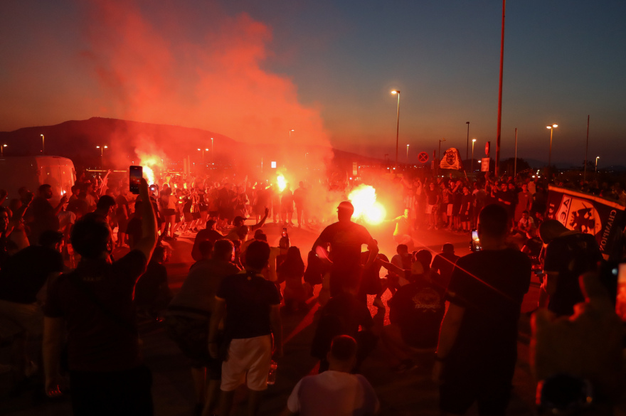 Έφτασε στην Αθήνα για λογαριασμό της ΑΕΚ ο Λαμέλα, «χαμός» στο αεροδρόμιο από χιλιάδες οπαδούς - Δείτε βίντεο και φωτογραφίες