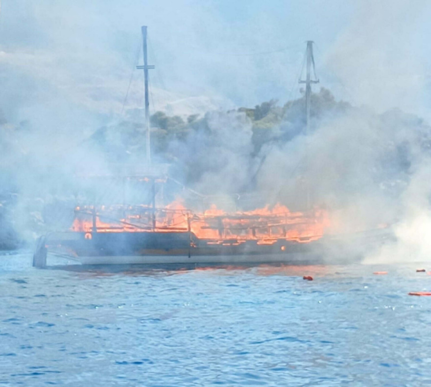Bυθίστηκε στη Μαρμαρίδα  τουριστικό σκάφος με 110 επιβάτες που έπιασε φωτιά  - Επτά τραυματίες  