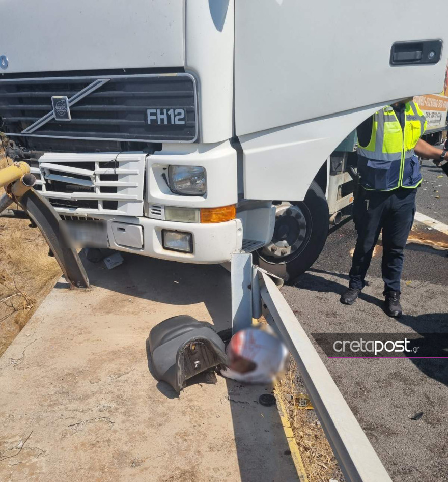 Τροχαίο στον ΒΟΑΚ: Πώς έγινε - Ο δικυκλιστής ένιωσε αδιαθεσία, αγροτικό σταμάτησε να βοηθήσει και η νταλίκα έπεσε πάνω τους