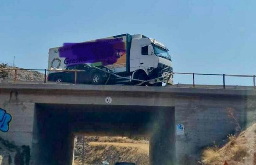 Τροχαίο στον ΒΟΑΚ: Πώς έγινε - Ο δικυκλιστής ένιωσε αδιαθεσία, αγροτικό σταμάτησε να βοηθήσει και η νταλίκα έπεσε πάνω τους