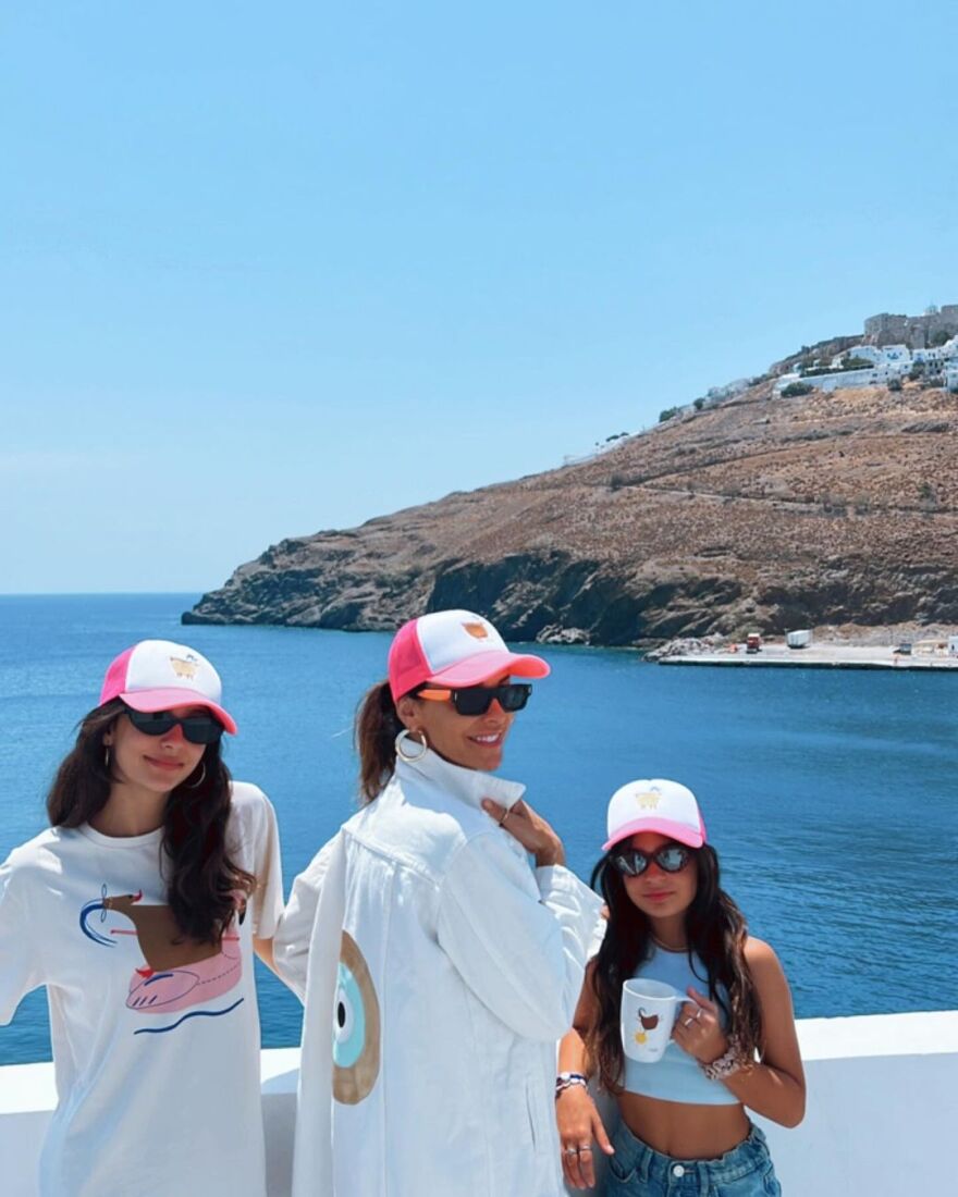 Μπέττυ Μαγγίρα: Οι φωτογραφίες με τις κόρες της - Έτοιμες για συγκρότημα, γράφει