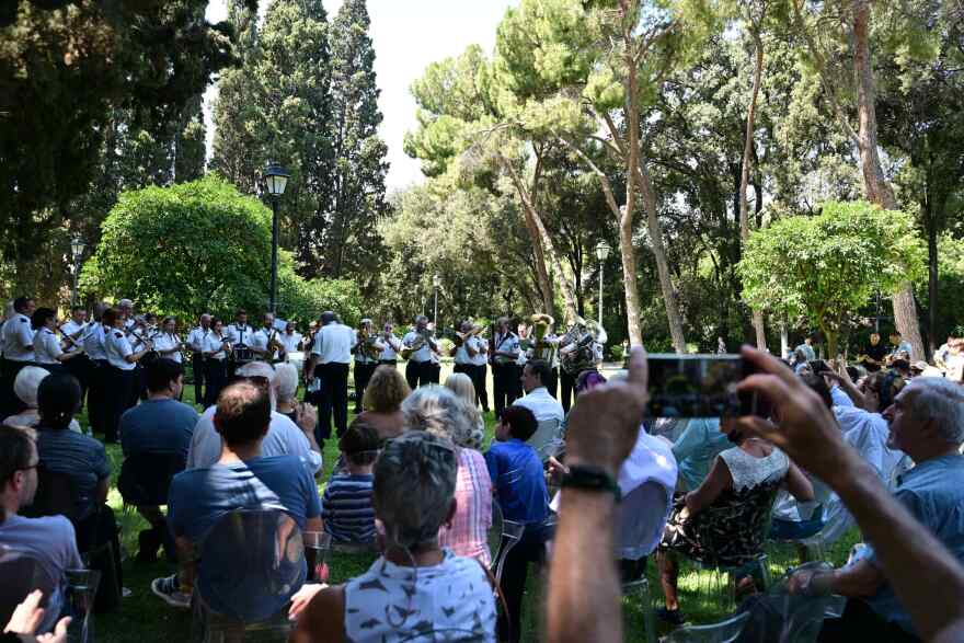 Με μεγάλη συμμετοχή οι εκδηλώσεις στον κήπο του Προεδρικού για τα 50 χρόνια από την αποκατάσταση της Δημοκρατίας 