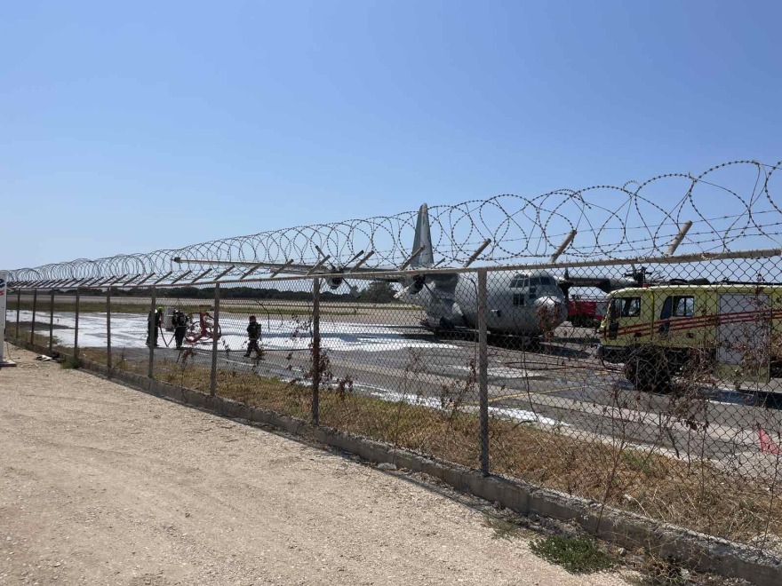 Ένα C-130 καθηλώθηκε στην Κεφαλονιά μετά από πρόσκρουση σε κολώνα