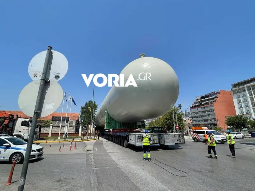 Θεσσαλονίκη: Μεταφορά δεξαμενής προπυλενίου μήκους 63 μέτρων στο λιμάνι - Δείτε βίντεο 