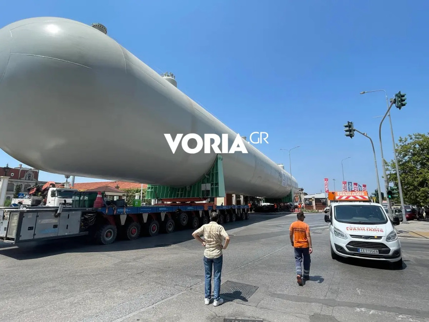 Θεσσαλονίκη: Μεταφορά δεξαμενής προπυλενίου μήκους 63 μέτρων στο λιμάνι - Δείτε βίντεο 