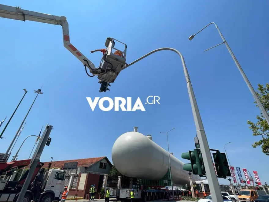 Θεσσαλονίκη: Μεταφορά δεξαμενής προπυλενίου μήκους 63 μέτρων στο λιμάνι - Δείτε βίντεο 