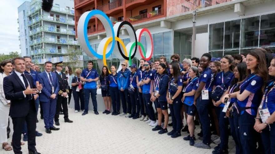 Εμανουέλ Μακρόν: Σημαντική «κληρονομιά» συνιστούν οι Ολυμπιακοί Αγώνες για τις μειονεκτικές περιοχές του Παρισιού