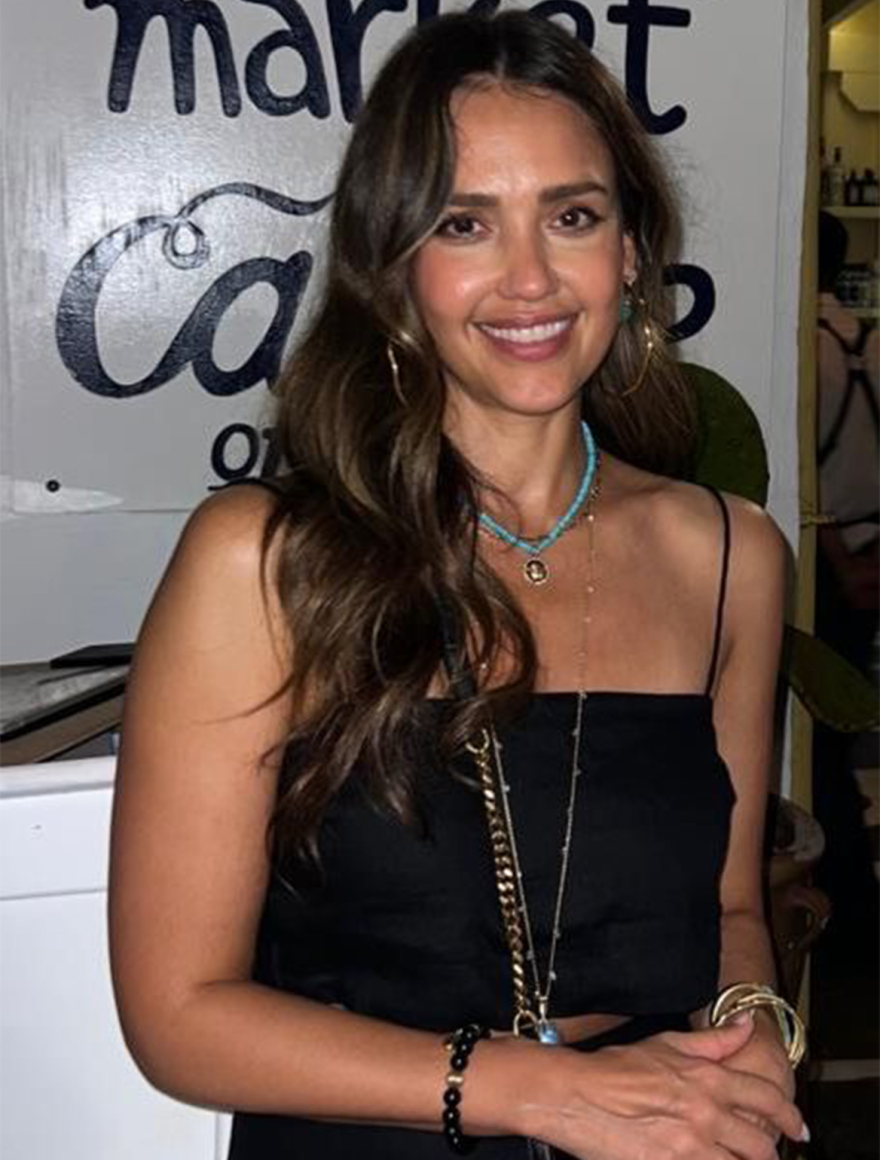 Η Τζέσικα Άλμπα απολαμβάνει την ελληνική κουζίνα στη Μύκονο - Δείτε φωτογραφίες