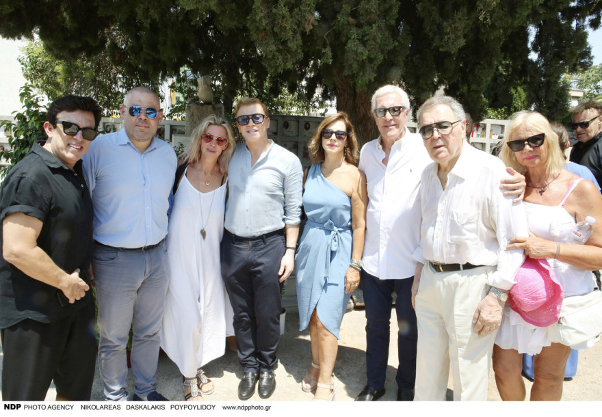 Αλίκη Βουγιουκλάκη: Πλήθος επωνύμων στο μνημόσυνο για τα 28 χρόνια από τον θάνατό της