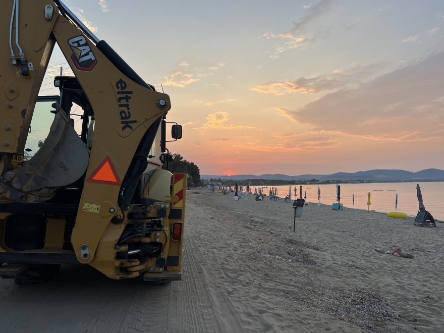 Χαλκιδική: Ξηλώθηκαν πάνω από 100 ομπρέλες και ξαπλώστρες στην παραλία των Καλυβών