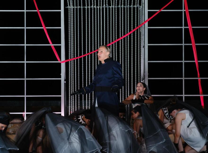 «Ικέτιδες»: Οι πρώτες εικόνες από την παράσταση που περιοδεύει στην Ελλάδα