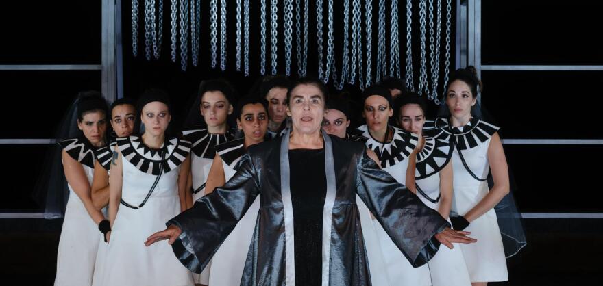 «Ικέτιδες»: Οι πρώτες εικόνες από την παράσταση που περιοδεύει στην Ελλάδα