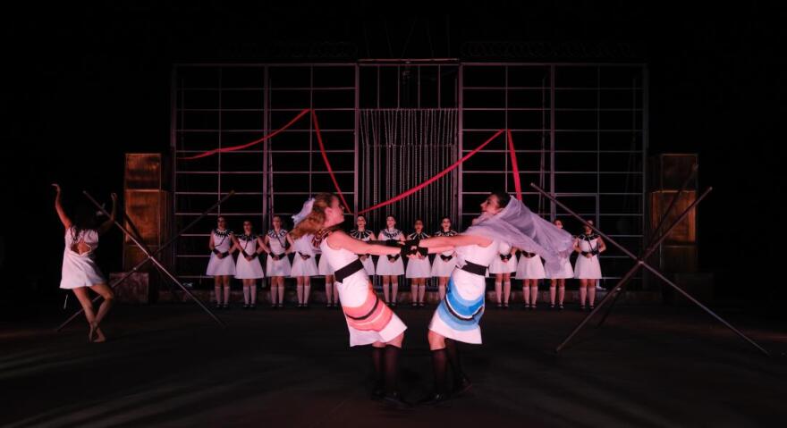 «Ικέτιδες»: Οι πρώτες εικόνες από την παράσταση που περιοδεύει στην Ελλάδα