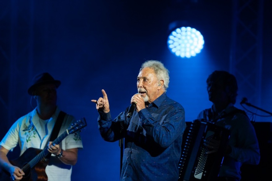 Τομ Τζόουνς: Ο θρυλικός τραγουδιστής έδωσε, επιτέλους, την πρώτη του συναυλία στην Ελλάδα - Δείτε βίντεο και φωτογραφίες