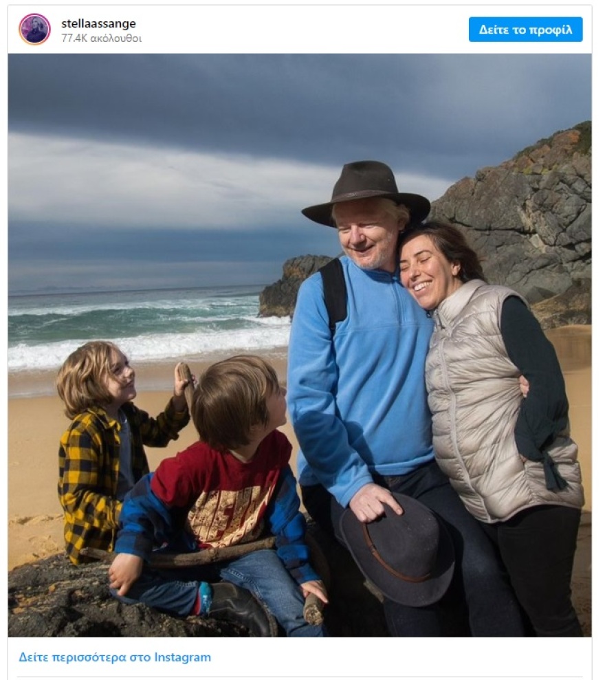 Τζούλιαν Ασάνζ: Απολαμβάνει την ελευθερία του - Η φωτογραφία με τη σύζυγο και τα παιδιά του σε παραλία της Αυστραλίας