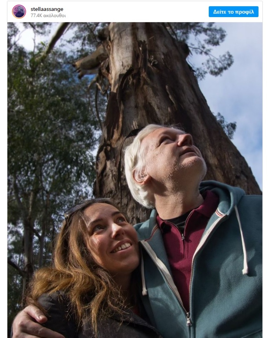 Τζούλιαν Ασάνζ: Απολαμβάνει την ελευθερία του - Η φωτογραφία με τη σύζυγο και τα παιδιά του σε παραλία της Αυστραλίας