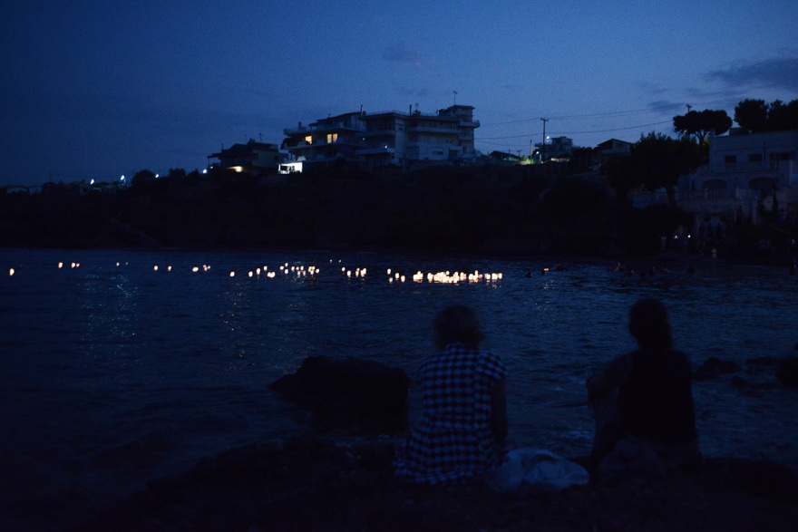 Φωτιά στο Μάτι: Μπήκαν στη θάλασσα και άφησαν 104 φαναράκια για τα θύματα της τραγωδίας - Δείτε βίντεο και φωτογραφίες