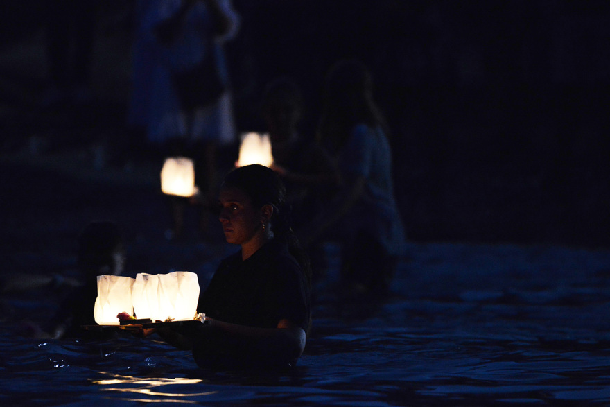 Φωτιά στο Μάτι: Μπήκαν στη θάλασσα και άφησαν 104 φαναράκια για τα θύματα της τραγωδίας - Δείτε βίντεο και φωτογραφίες