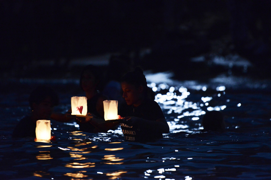 Φωτιά στο Μάτι: Μπήκαν στη θάλασσα και άφησαν 104 φαναράκια για τα θύματα της τραγωδίας - Δείτε βίντεο και φωτογραφίες