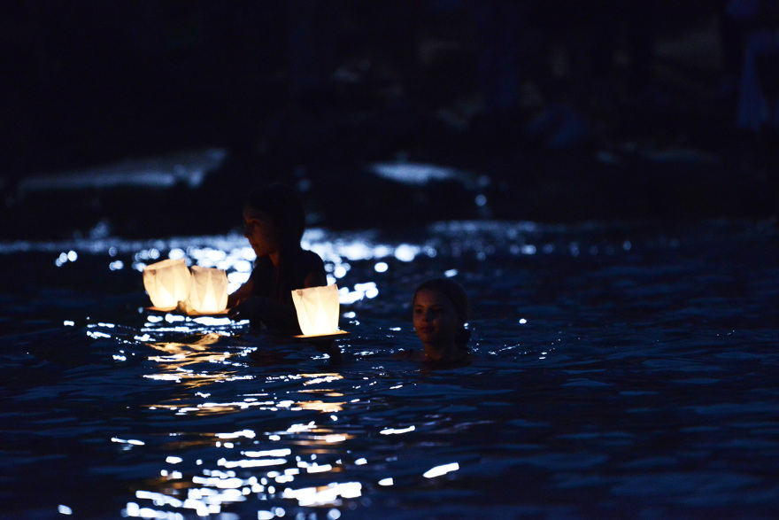 Φωτιά στο Μάτι: Μπήκαν στη θάλασσα και άφησαν 104 φαναράκια για τα θύματα της τραγωδίας - Δείτε βίντεο και φωτογραφίες